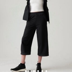 Athleta Black Triumph Hybrid Casual Relaxed Wide Crop Pants M